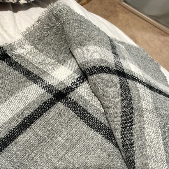 Gray, black and white plaid scarf - Picture 2 of 3